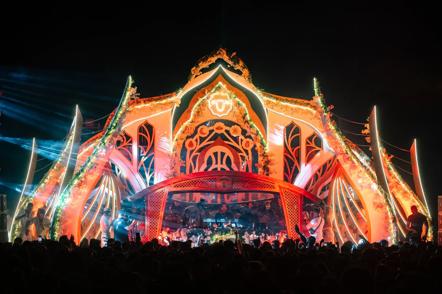 The New Year's Eve stage at Réveillon Carneiros, with the crowd in front